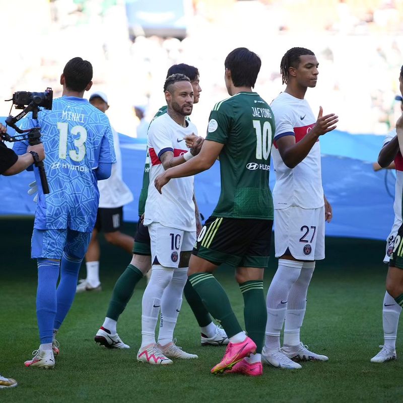 Neymar Jr & Park Jae-Yong în meciul amical împotriva formației Jeonbuk Neymar Jr & Park Jae-Yong în meciul amical împotriva formației Jeonbuk