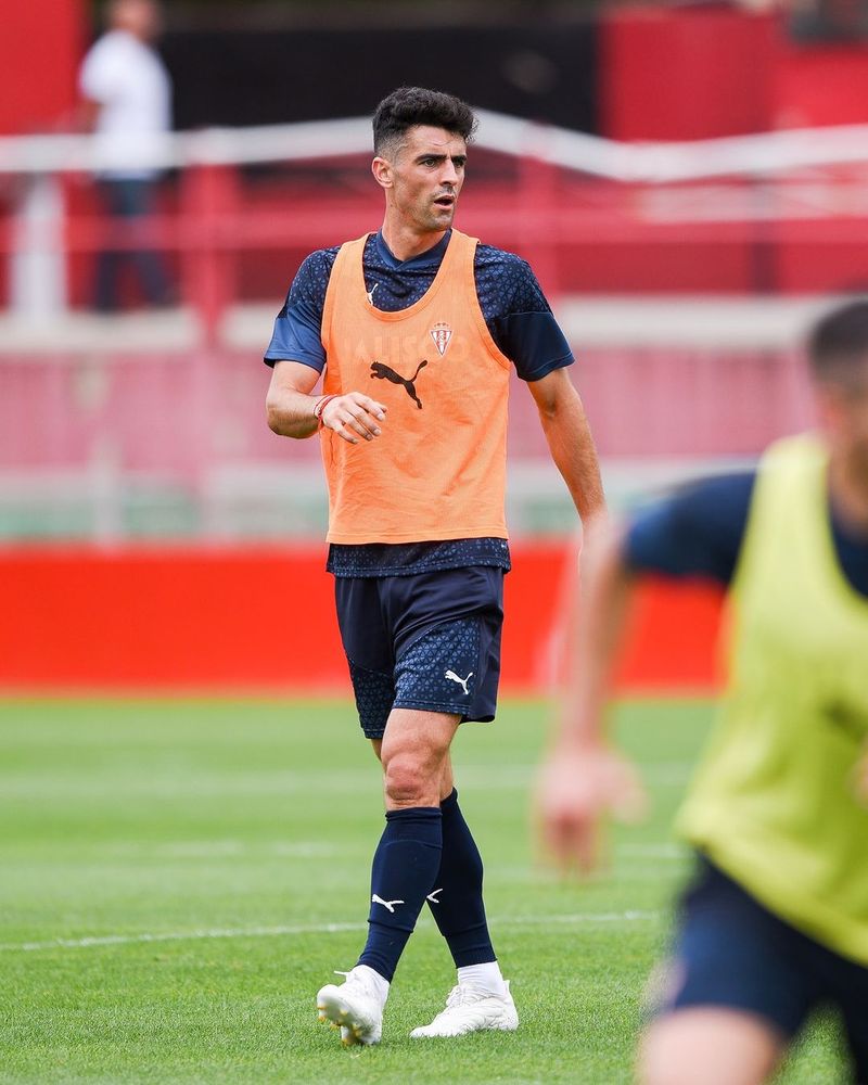 Alex Pașcanu la antrenamente cu noul club, Sporting Gijon.