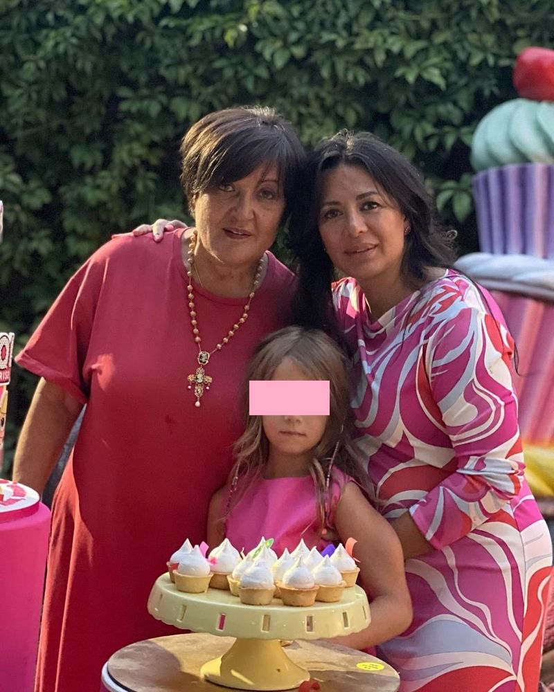 Oana Mizil, &icirc;mpreună cu mama și fiica sa