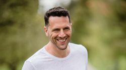 Ce obicei are Adrian Nartea, după ani de carieră: „Nu mai dibuiesc cu emoțiile”. Actorul face asta de fiecare dată, înainte de a urca pe scena teatrului