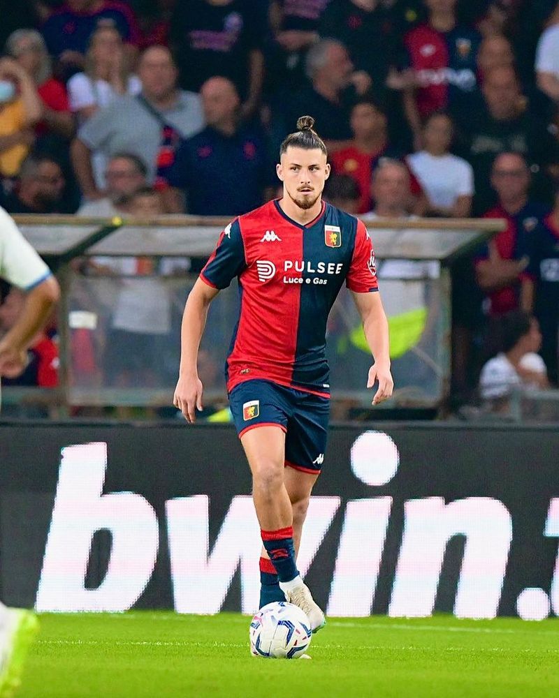 Vlad Drăgușin evoluând în tricoul celor de la Genoa Vlad Drăgușin evoluând în tricoul celor de la Genoa
