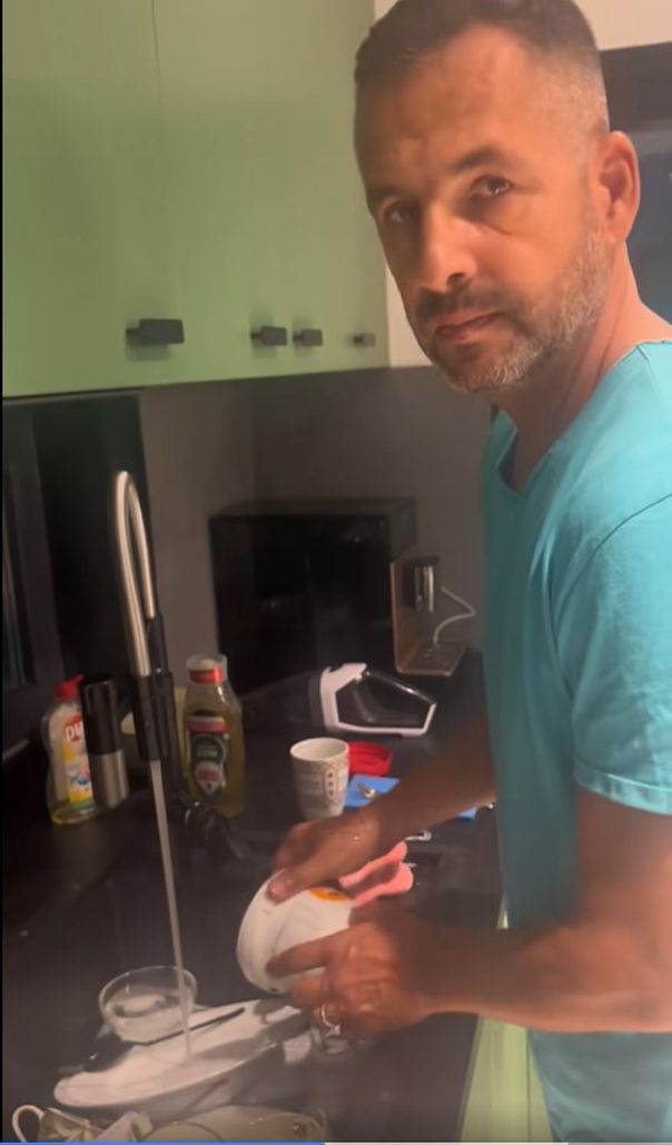 Mădălin Ionescu, filmat de soție în timp ce spăla vasele