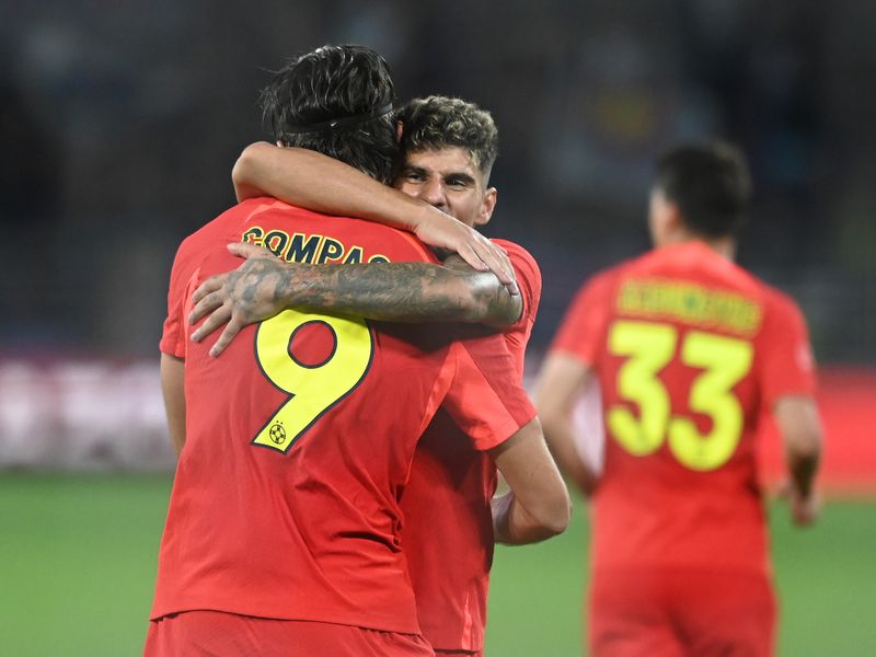 Florinel Coman celebr&acirc;nd alături de unicul marcator,&nbsp;Andrea Compagno, după victoria &icirc;mpotriva celor de la CFR Cluj.