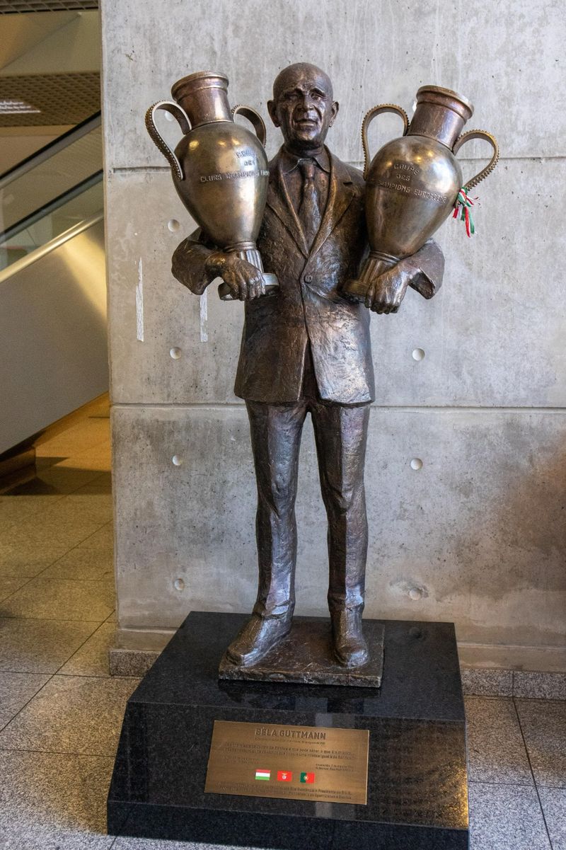 Bela Guttmann statuie