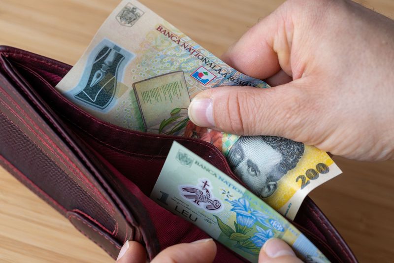 Cinci sfaturi ca să economisești bani în 2023 și cum să îți atingi obiectivele pentru acest an