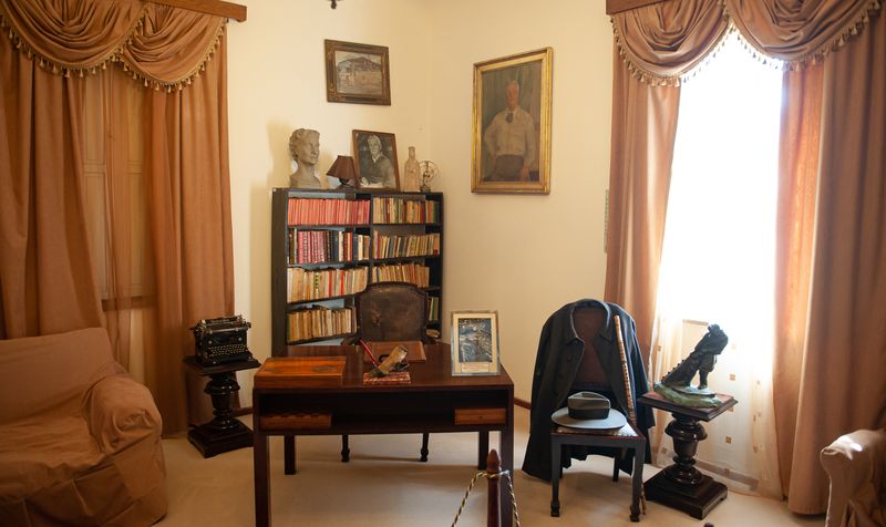 Cum a murit, de fapt, Mihail Sadoveanu. Moartea scriitorului a stârnit controverse