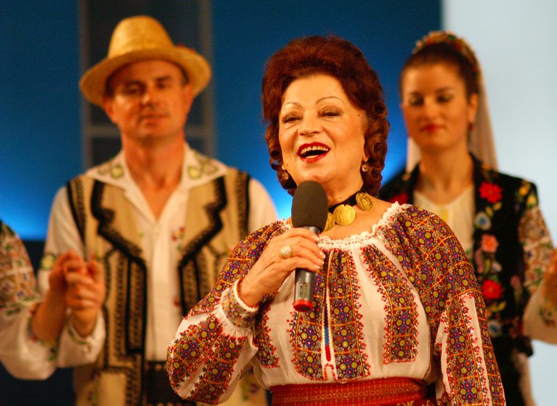 Cine este Maria Ciobanu? Biografie: v&acirc;rstă, studii, carieră, familie. Povestea de viață a &ldquo;cioc&acirc;rliei folclorului rom&acirc;nesc&rdquo;