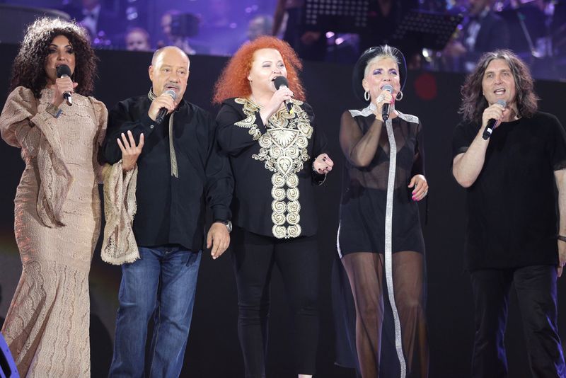 Narcisa Suciu - dramele vieții. Și-a pierdut părinții și a fost la un pas de moarte Narcisa Suciu - dramele vieții. Și-a pierdut părinții și a fost la un pas de moarte