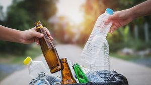 Românii trebuie să achite 50 de bani garanție pentru fiecare recipient din plastic, sticlă sau aluminiu