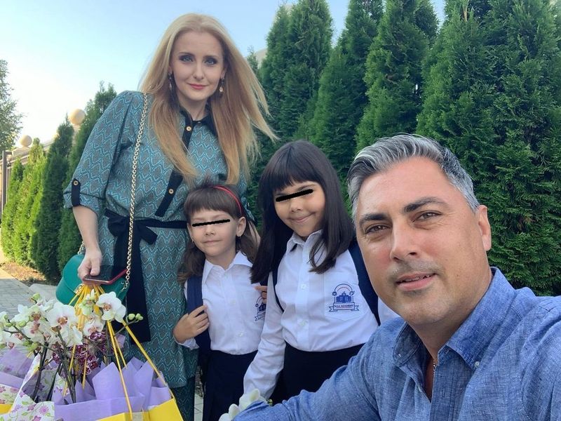 Alina Sorescu și Alexandru Ciucu și fiicele lor