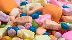 Top 5 alimente care sunt interzise copiilor până la vârsta de 5 ani. Printre acestea se numără și jeleurile