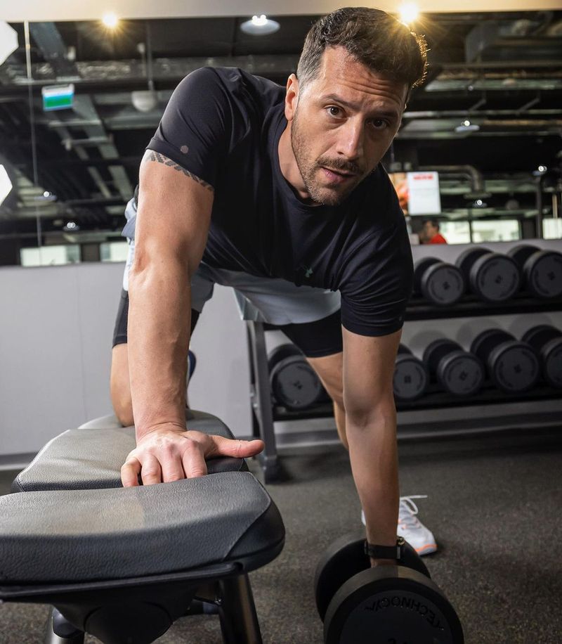 Adi Nartea, nevoit să &icirc;și modifice hainele