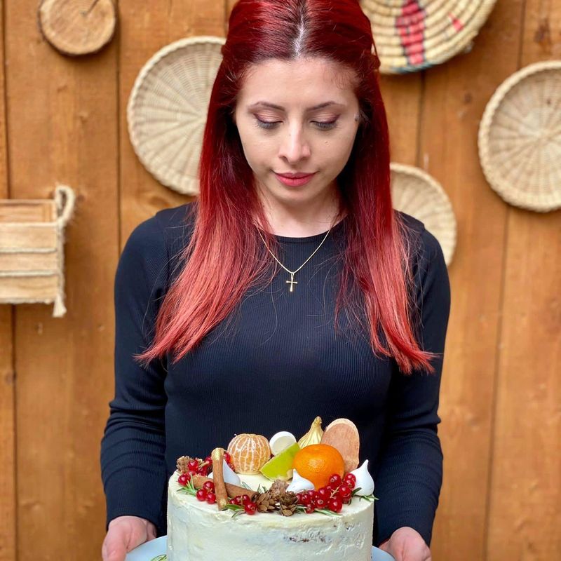 Cine este Mirela Chiroabă, de la Chefi la cuțite 2023, sezonul 12. Concurenta a &icirc;mbrăcat tunica portocalie și luptă pentru premiul cel mare