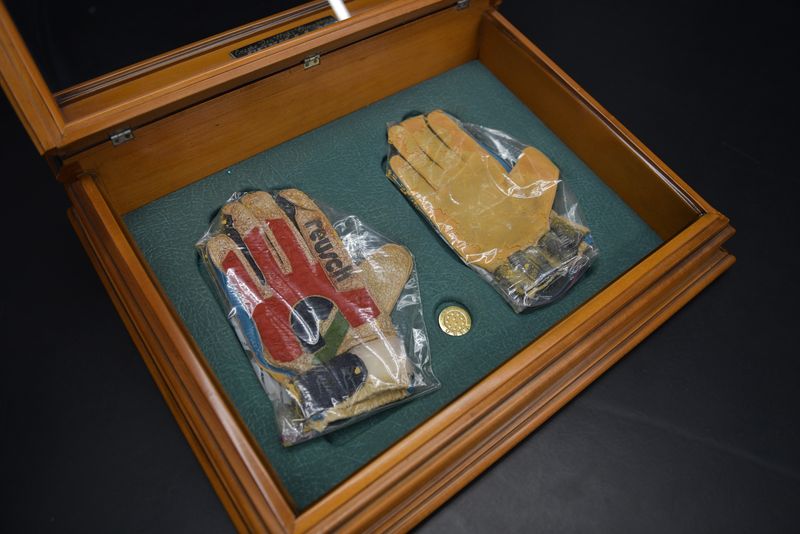 Unde se află mănușile &bdquo;Eroului de la Sevilla