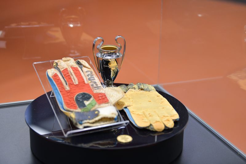 Unde se află mănușile &bdquo;Eroului de la Sevilla