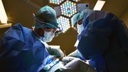 medici in sala de operatie