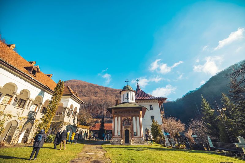 3 mănăstiri de neratat pe Valea Oltului. Vezi care sunt cele mai frumoase lăcașuri de cult din județul Vâlcea