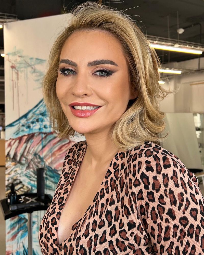 Cine este Adina Buzatu? Biografie: vârstă, carieră, familie. Află totul despre cel mai cunoscut stilist din România