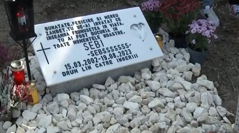 Părinții lui Sebi au ridicat un monument în locul unde fiul lor și-a pierdut viața