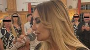 Daniela Gyorfi și microfonul cu pietre pe care îl folosește la evenimente