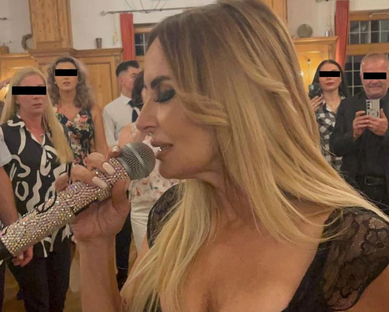 Daniela Gyorfi și microfonul cu pietre pe care îl folosește la evenimente Daniela Gyorfi și microfonul cu pietre pe care îl folosește la evenimente