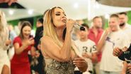 Daniela Gyorfi și microfonul cu pietre pe care îl folosește la evenimente