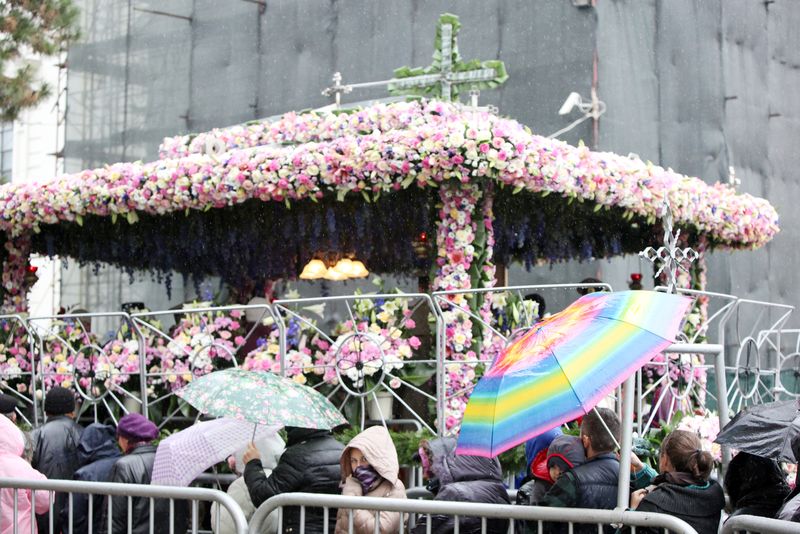 Cum au ajuns moaștele Sf. Cuvioase la Catedrala din Iași