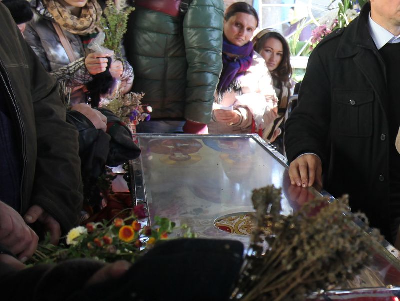 Cum au ajuns moaștele Sf. Cuvioase la Catedrala din Iași