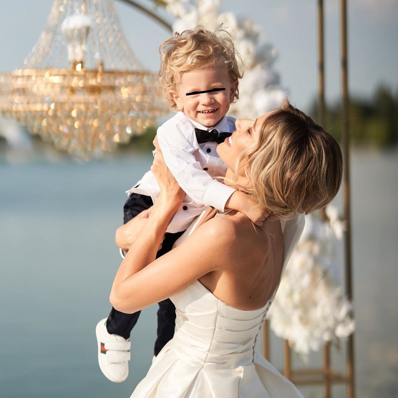 Gabriela Prisăcariu tună și fulgeră, după ce o internaută s-a luat de fiul ei Gabriela Prisăcariu și fiul ei