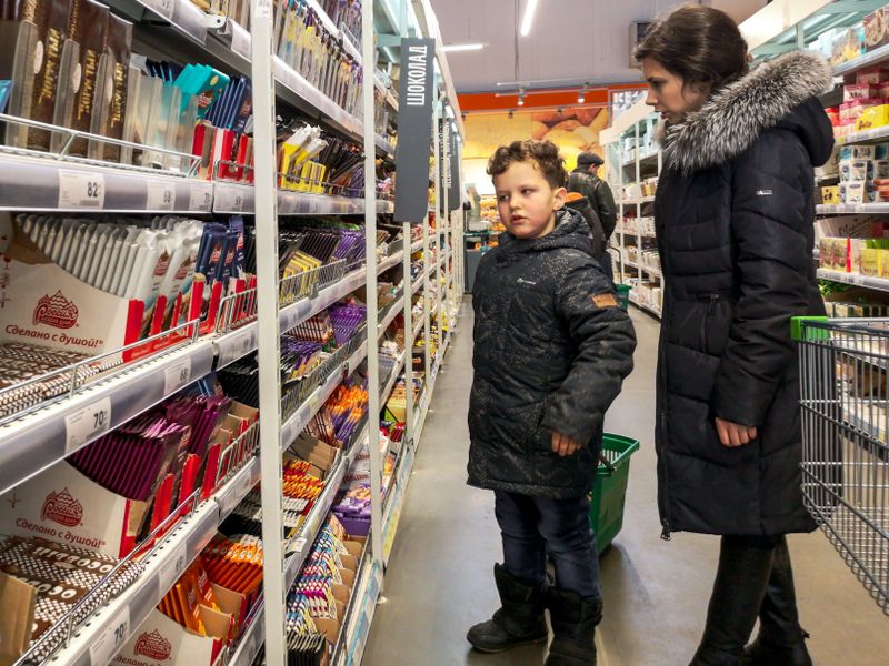 Ce categorii de rom&acirc;ni vor primi bani pentru cumpărături &icirc;nainte de sărbători