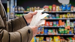 Ce categorii de români vor primi bani pentru cumpărături înainte de sărbători