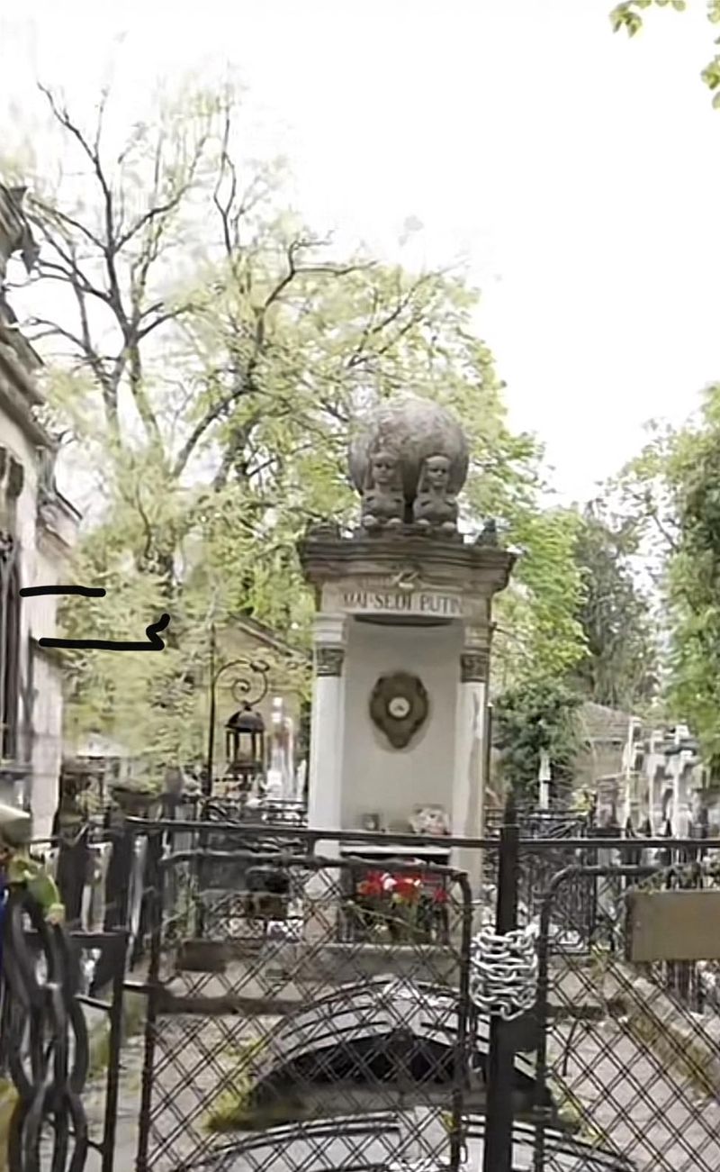 De ce morm&acirc;ntul Iuliei Hașdeu este &icirc;nchis cu lanțuri. Legenda celui mai b&acirc;ntuit cavou din Cimitirul Bellu