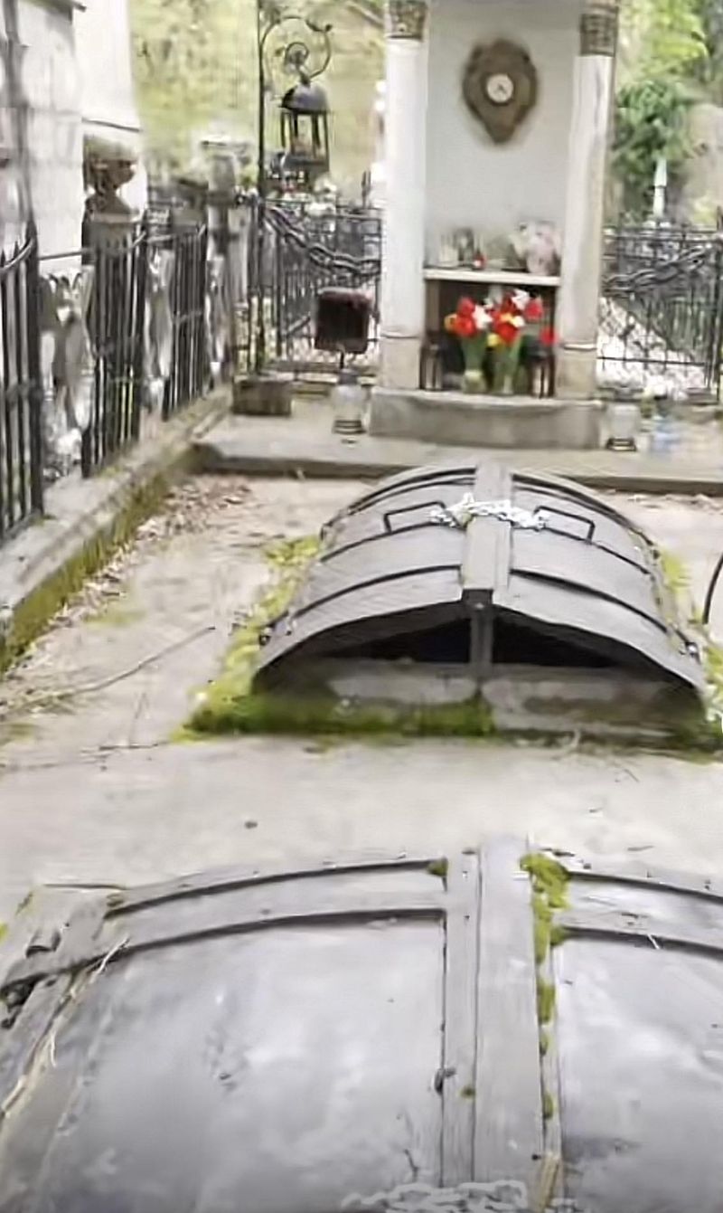 De ce morm&acirc;ntul Iuliei Hașdeu este &icirc;nchis cu lanțuri. Legenda celui mai b&acirc;ntuit cavou din Cimitirul Bellu