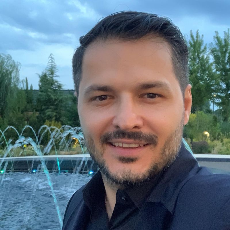 Liviu Vârciu a vândut haine la portbagaj