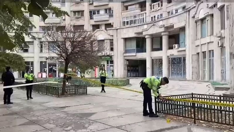 Locul în care a căzut femeie de la etajul cinci, pe Bulevardul Unirii