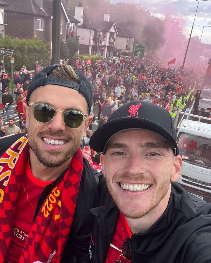 Andy Robertson alături de Jordan Henderson