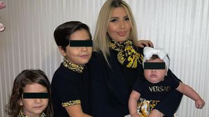 Ea este soția lui Alex Botea. Puțină lume știe că partenera de viață a artistului este fiica unui celebru manelist