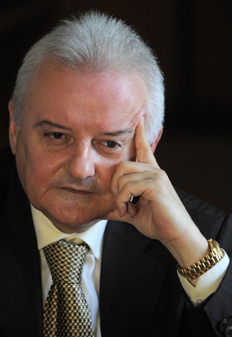3 oameni de afaceri care au ajuns la sapă de lemn