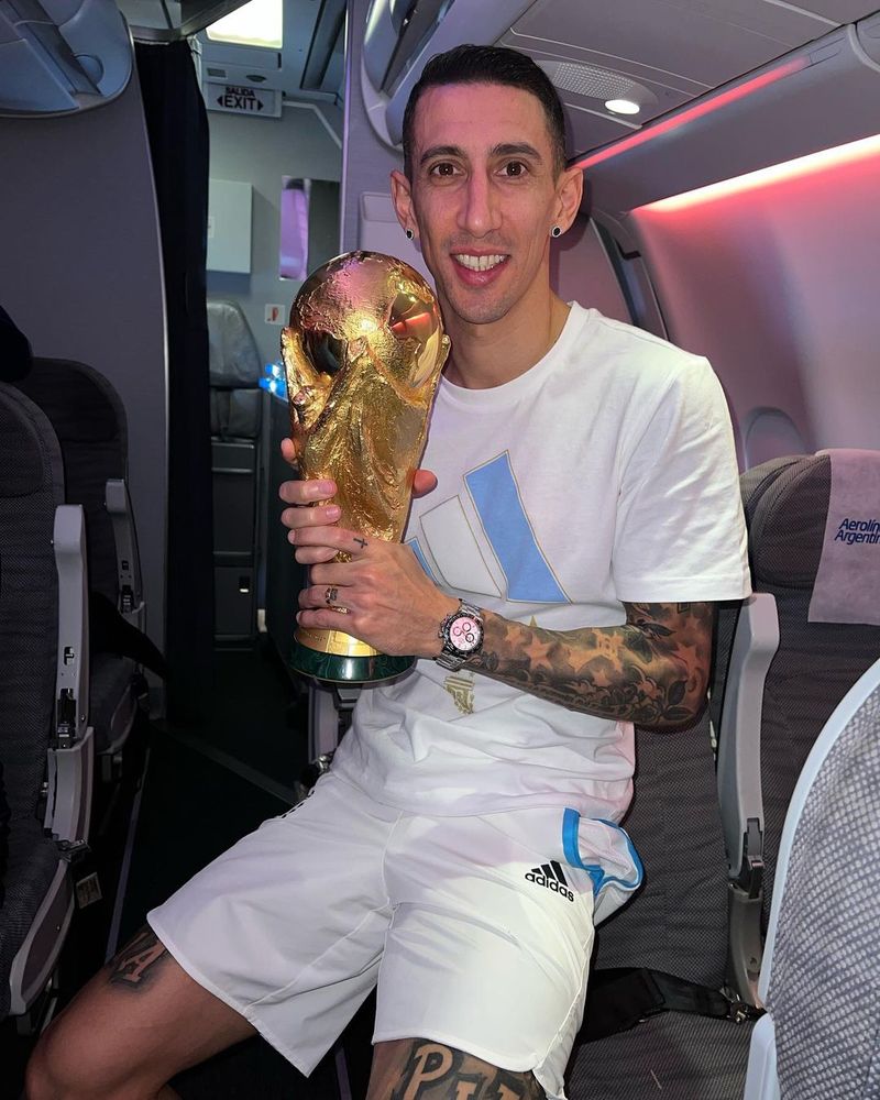 Angel Di Maria și trofeul de la Cupa Mondială