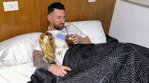Leo Messi și trofeul de la Cupa Mondială