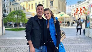 Codruța îl răsfață pe Valentin Sanfira, după accidentul pe care acesta l-a suferit în vacanță