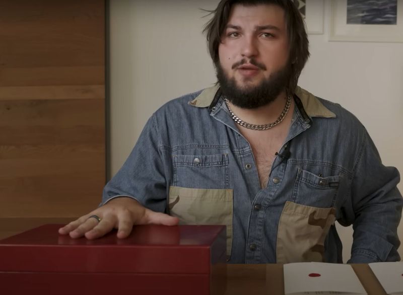 vloggerul care a trimis pachetele catre influenceri