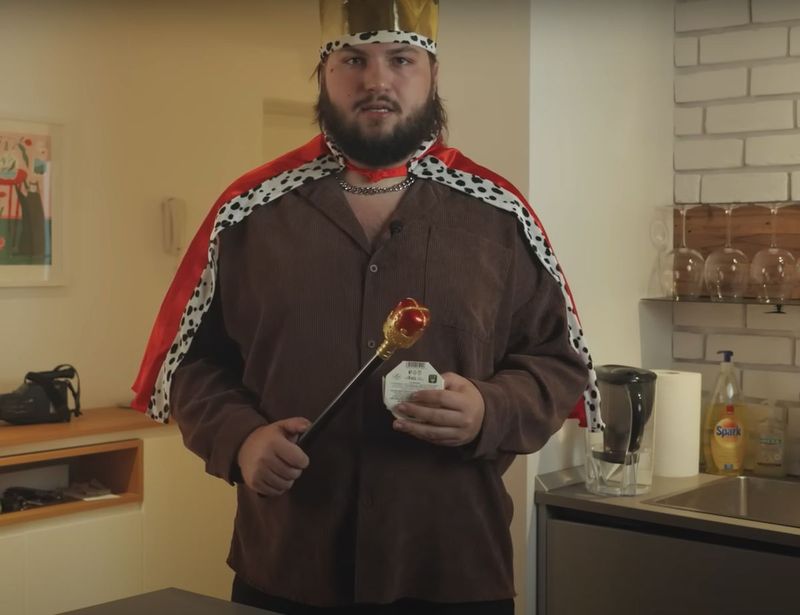 Vloggerul care a trimis pachetele cu &quot;brânza regelui&quot; către influenceri
