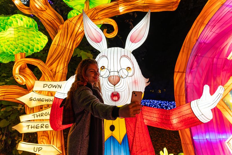 Expoziție iluminată la Grădina Botanică din București