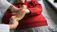 avc, semne accident vasular cerebral, primele simptome accident vascular cerebral, cum îți dai seama că o persaonă are avc