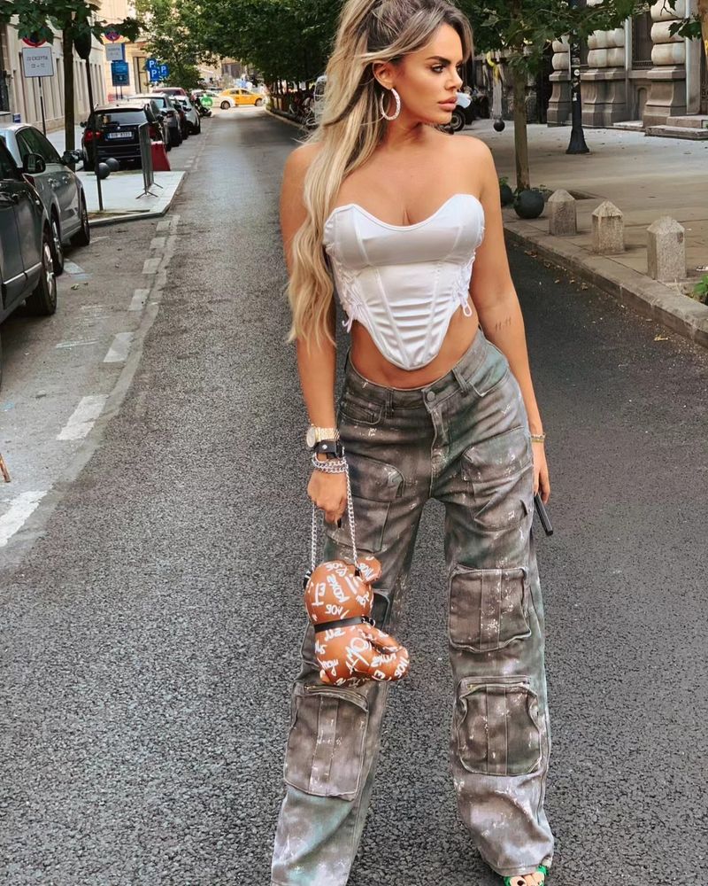 Cine este Simona Hapciuc Biografie vârstă, studii, familie. „Mama ne-a abandonat și pe mine și pe tatăl meu, apoi tata s-a căsătorit și m-a abandonat și el”