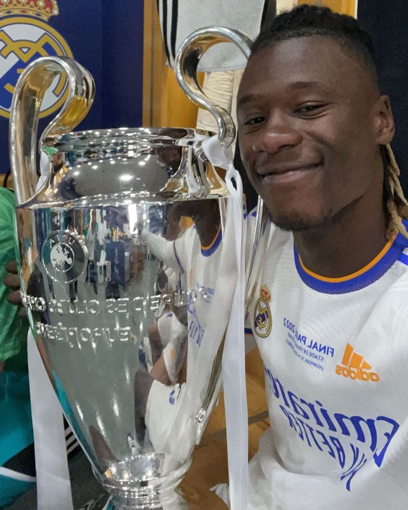 Eduardo Camavinga și trofeul UEFA Champions League câștigat cu Real Madrid Eduardo Camavinga și trofeul UEFA Champions League câștigat cu Real Madrid