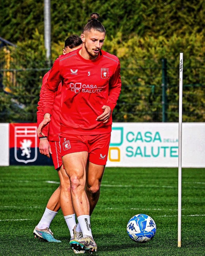 Radu Drăgușin &icirc;n timpul unui antrenament la Genoa