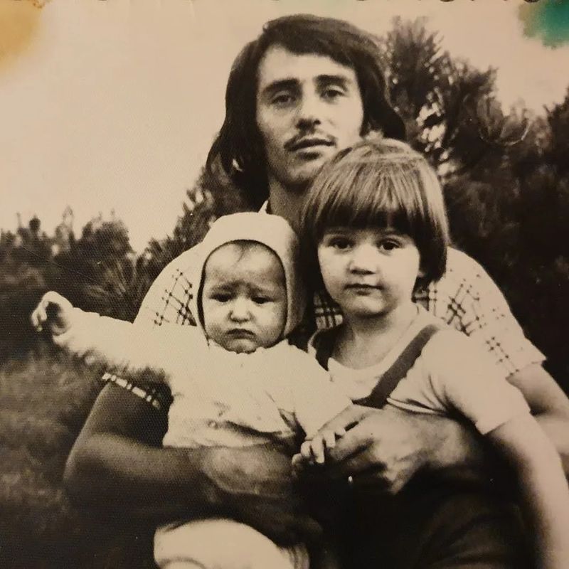 Dana Rogoz și tatăl său, în copilărie
