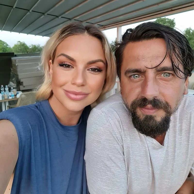 Cine sunt Cosmin și Eliza Natanticu de la Power Couple. Femeia nu a spus &bdquo;DA&rdquo; la prima cerere &icirc;n căsătorie 